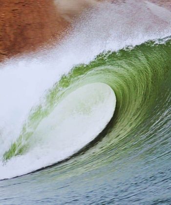 SURF TRIPS BAIXO CUSTO - Foto de capa com onda perfeita e tubular.