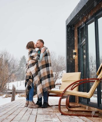 destinos de neve-couple-in-love-kissing-outdoors-under-winter-snow-2022-08-24-10-50-55-utc (2)